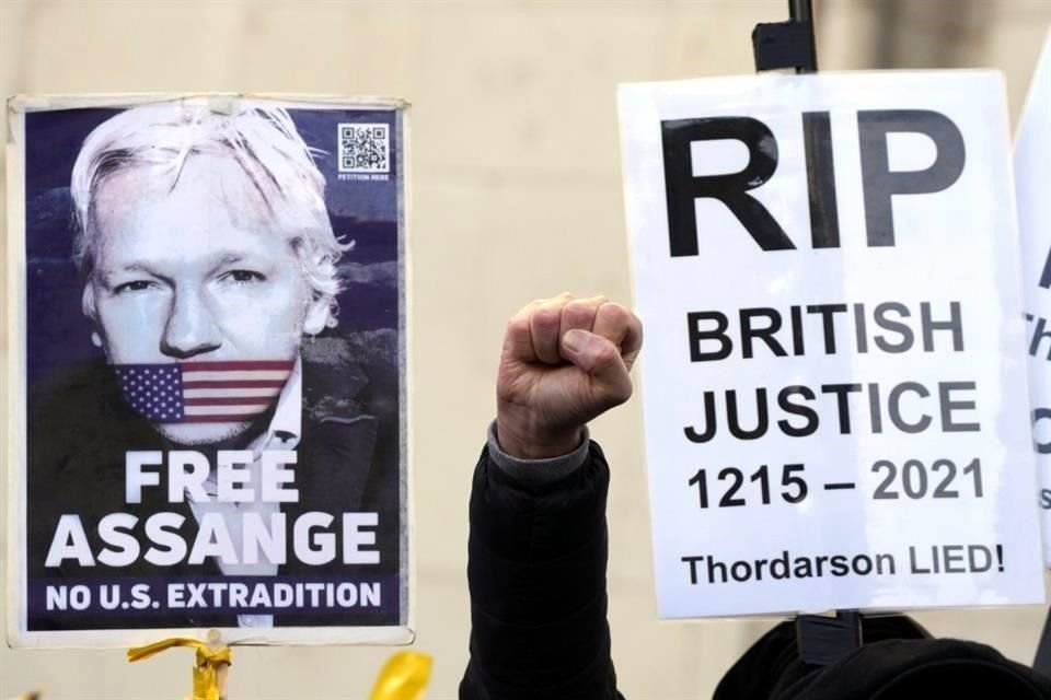 Manifestantes protestan contra la extradición de Assange afuera de una corte en Reino Unido.