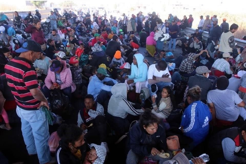 A menos de haber iniciado su marcha, migrantes toman un descanzo abajo del puente de San Salvador El Verde.