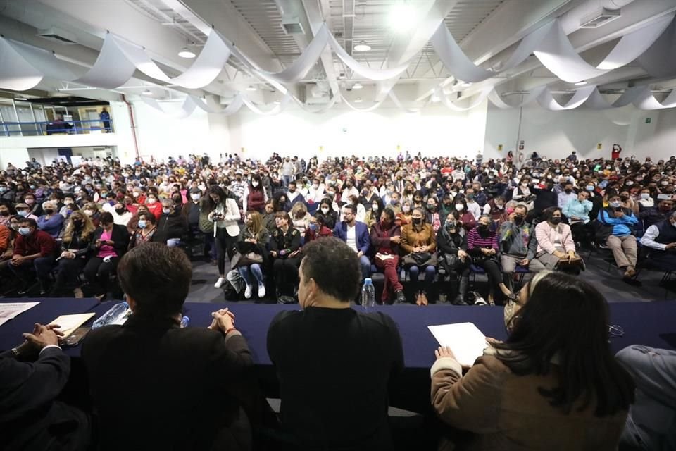 Hay más de 500 personas sin respetar sana distancia entre las  sillas instaladas y en un salón cerrado.