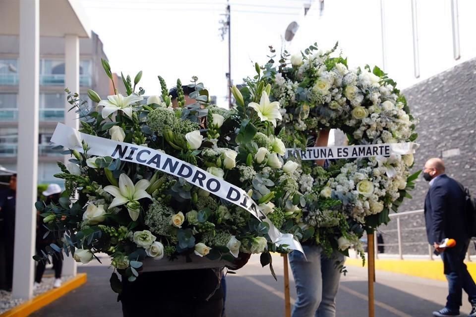 El productor llegó con flores a título personal y de la última telenovela que grabó la actriz.