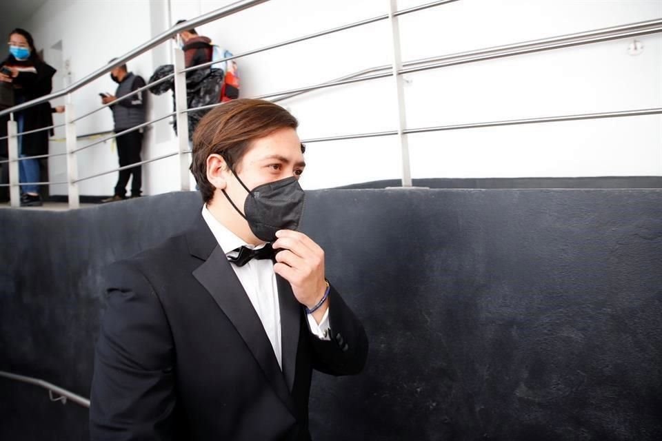 El nieto de Carmen Salinas, José Manuel Monge Plascencia vistió esmoquin para la despedida.