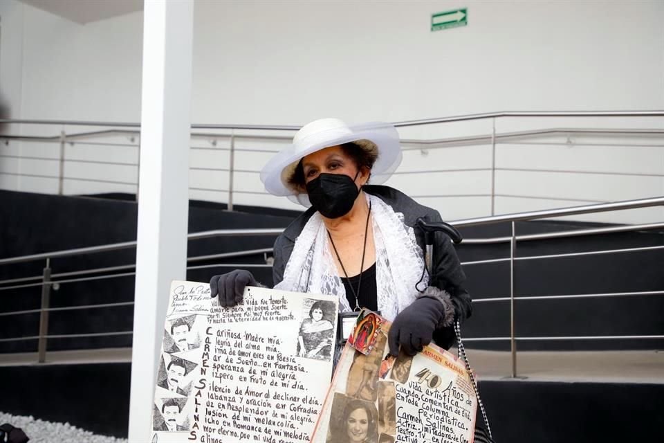 Entre los fans se encuentra Iralmar,'La Poeta del Pueblo', quien dedicó unas palabras a la carrera de la actriz.