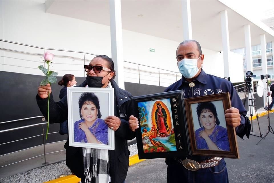 Los fans asistieron con imágenes y rosas.