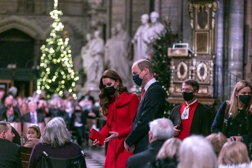 El Príncipe Guillermo, Kate Middleton y sus tres hijos posaron para la postal navideña anual, en esta ocasión desde Jordania.