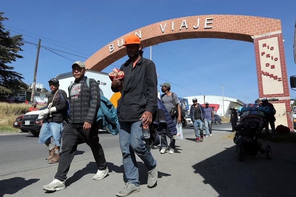 La México-Puebla fue reabierta al tránsito vehicular, luego que migrantes hicieran pausa para descansar en localidad de Río Frío, en Edomex.
