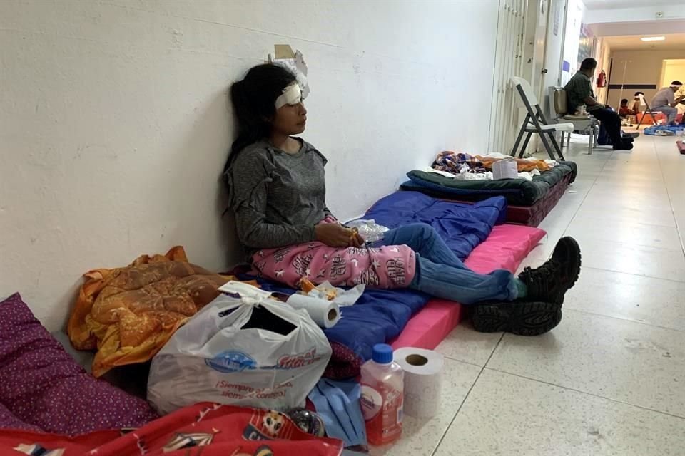 Una migrante reposa en el hospital de la Cruz Roja tras accidente sobre la carretera Tuxtla-Chiapa de Corzo.