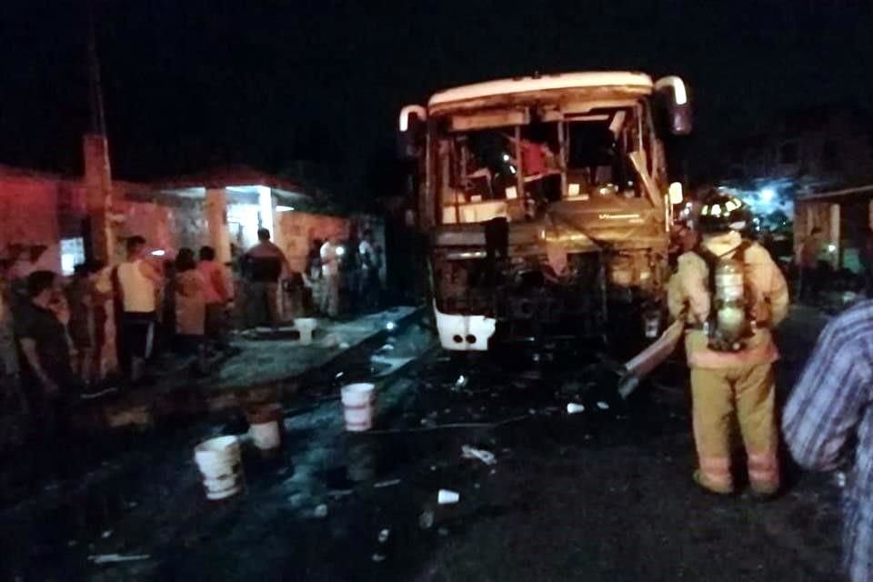 Reportan varios heridos en Narajal, Veracruz  tras explosión de cohetes en un autobús que formaba parte de una peregrinación que volvía de la basílica de Guadalupe en Ciudad de México.