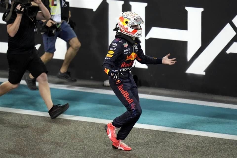 Max Verstappen de inmediato salió del auto para festejar su triunfo.