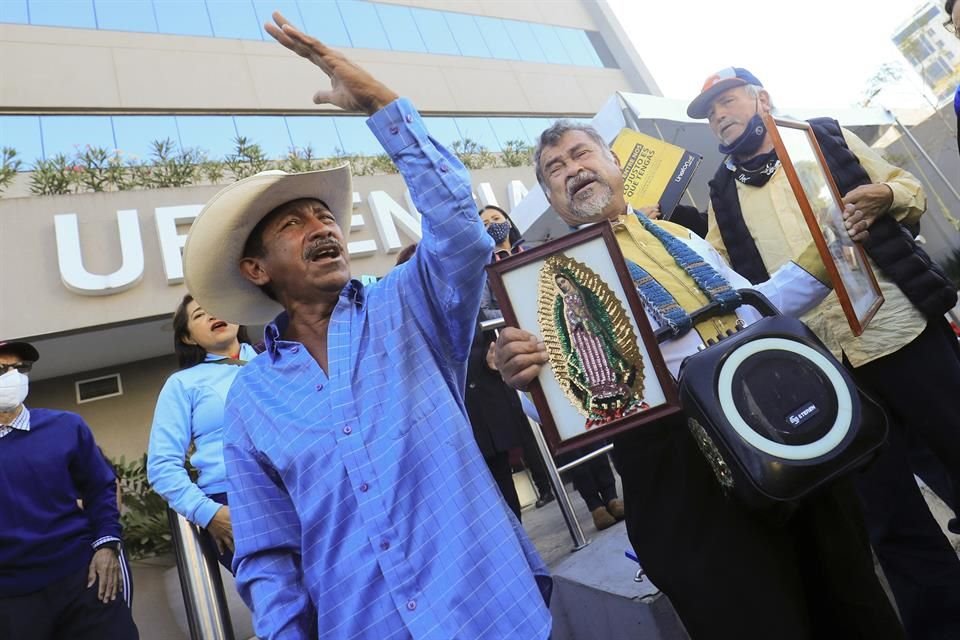 Varios fanáticos de 'Chente' se instalaron a las afueras del hospital donde falleció para mostrar su apoyo a su familia y rendirle un pequeño tributo.