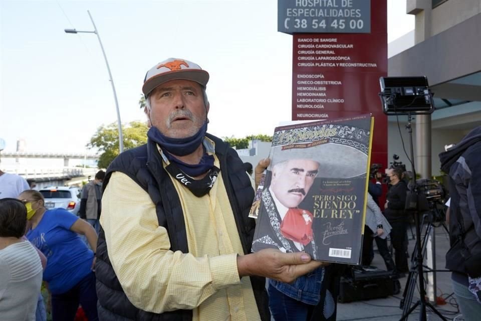 Los fans del 'Charro de Huentitán' llegaron a fuera del nosocomio, con fotografías, libros y recuerdos del cantante, luego de enterarse de la muerte de Vicente Fernández.
