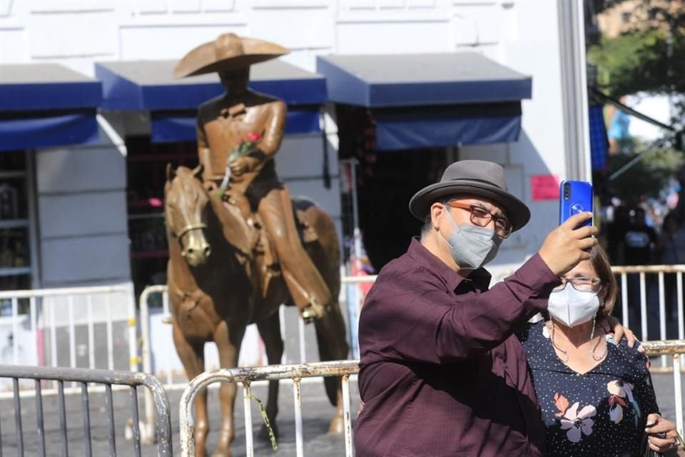 Fanáticos de Vicente Fernández acuden afuera del hospital, en su rancho y afuera de la Arena VFG en busca de darle el último adiós.