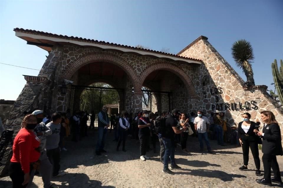 Fanáticos de Vicente Fernández acuden afuera del hospital, en su rancho y afuera de la Arena VFG en busca de darle el último adiós.