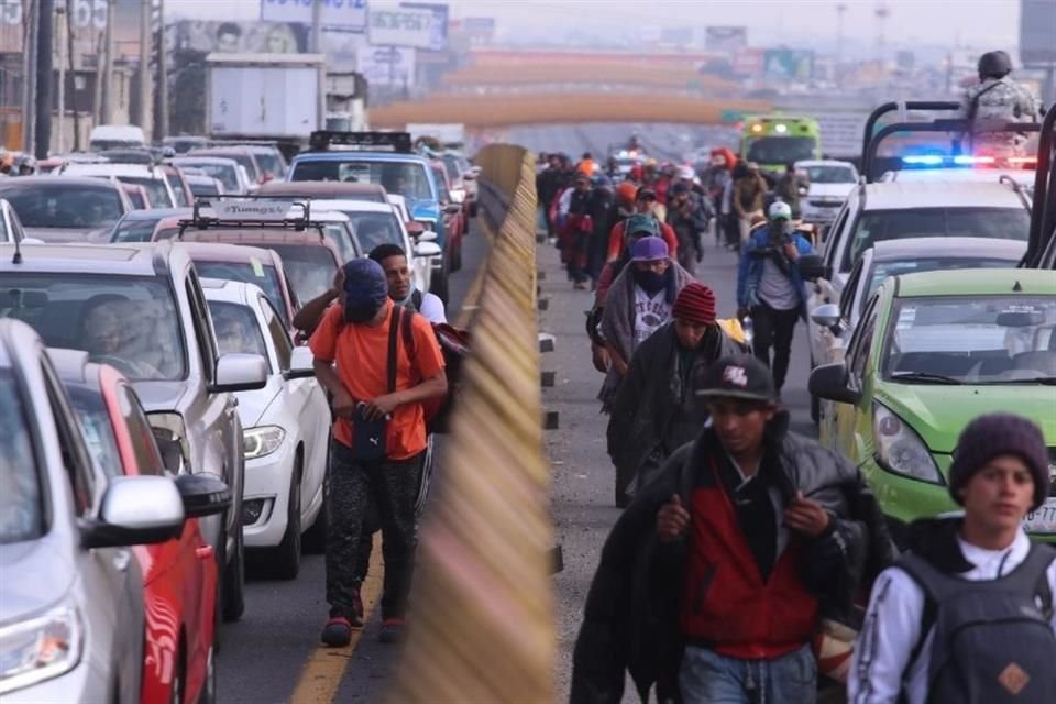 Migrantes causan tráfico sobre la carretera México-Puebla en su camino a la Basílica de Guadalupe.