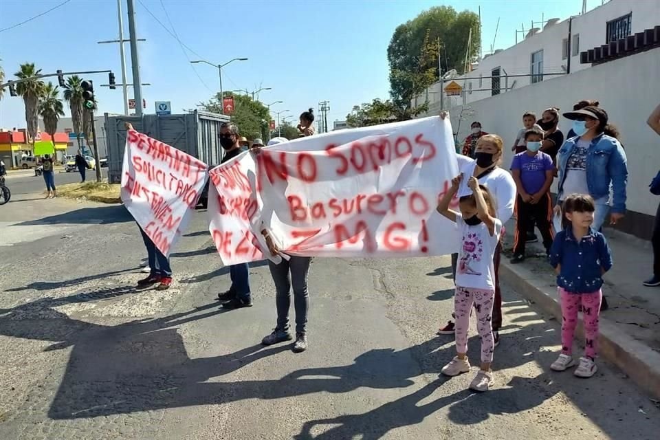 Vecinos protestaron este domingo para exigir el cierre del basurero.