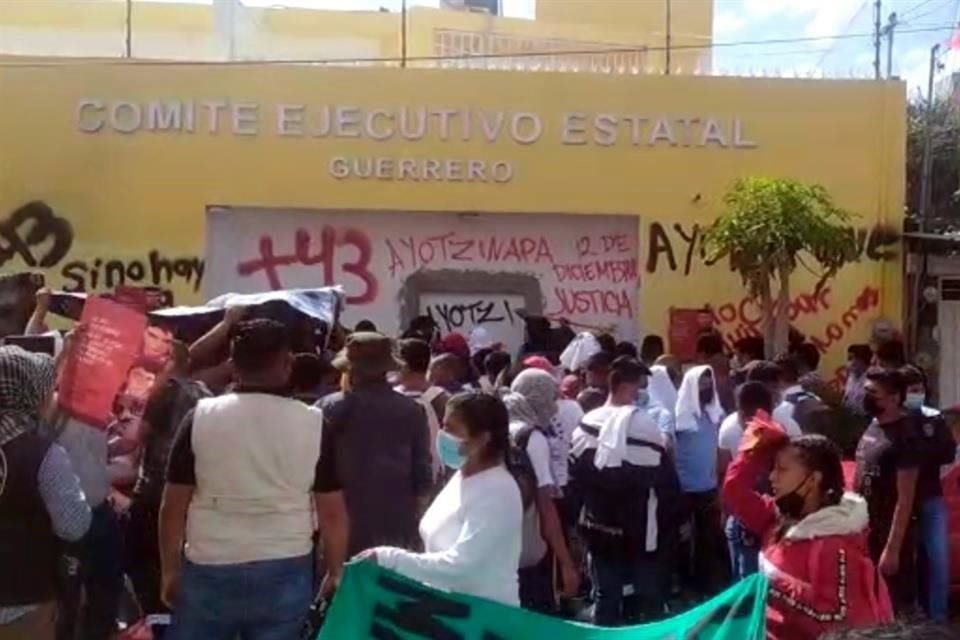 En medio de una protesta, normalistas de Ayotzinapa vandalizaron oficinas del PRD en Chilpancingo, Guerrero, a 10 años del asesinato de dos de sus compañeros.