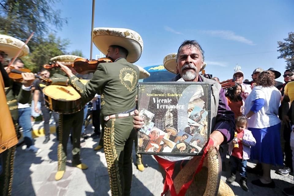 A las afueras del Rancho Los Tres Potrillos llegaron los seguidores para cantar y mostrar su cariño.