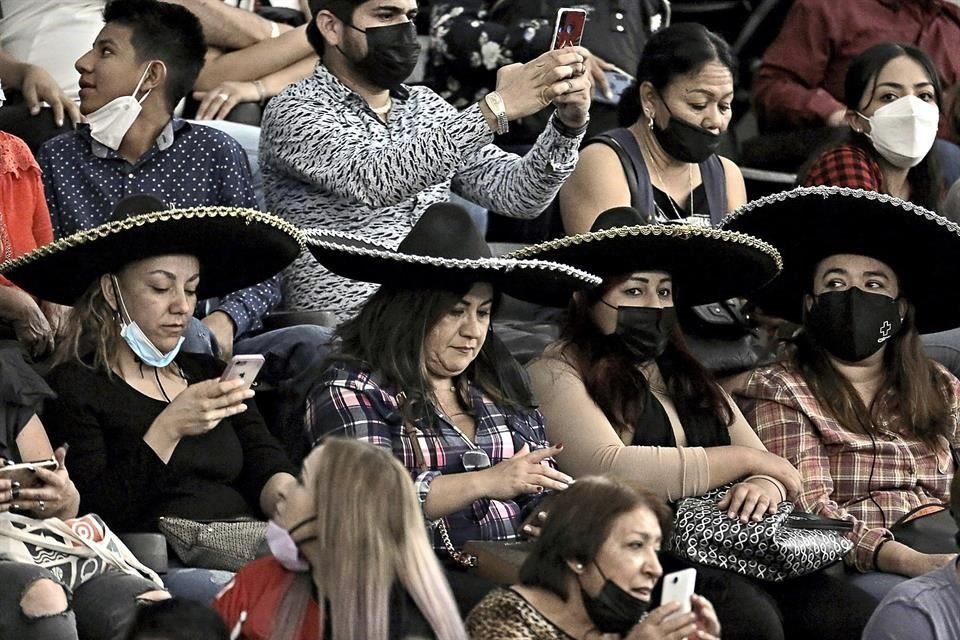 Los sombreros de charros no faltaron entre el público que cantó y lloró en la ceremonia en honor a Chente.