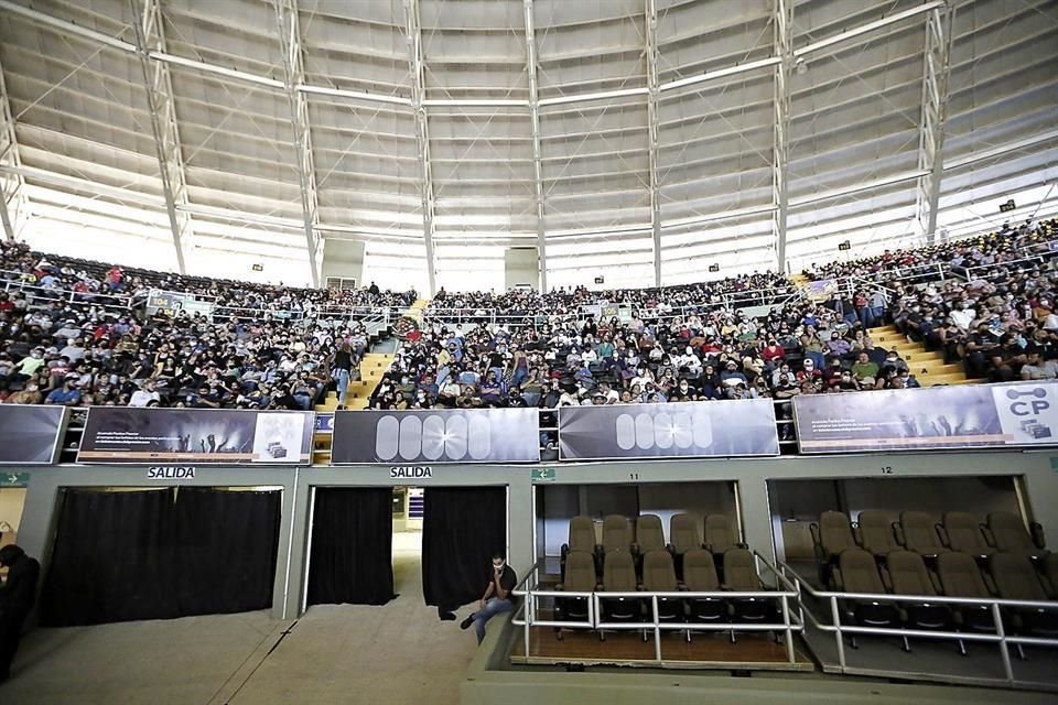 Según dato de Protección Civil, fueron cerca de 10 mil personas las que asistieron ayer a la Arena VFG.