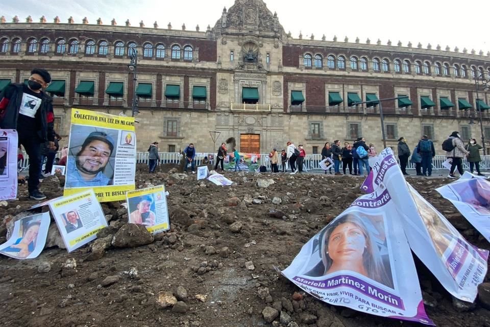 Familiares de personas desaparecidas en Guanajuato protestaron frente a Palacio Nacional.