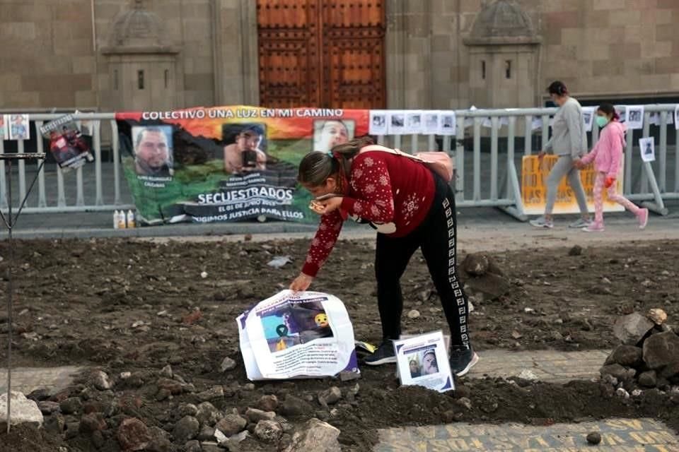 Familiares de desaparecidos en Zócalo de la Ciudad de México.