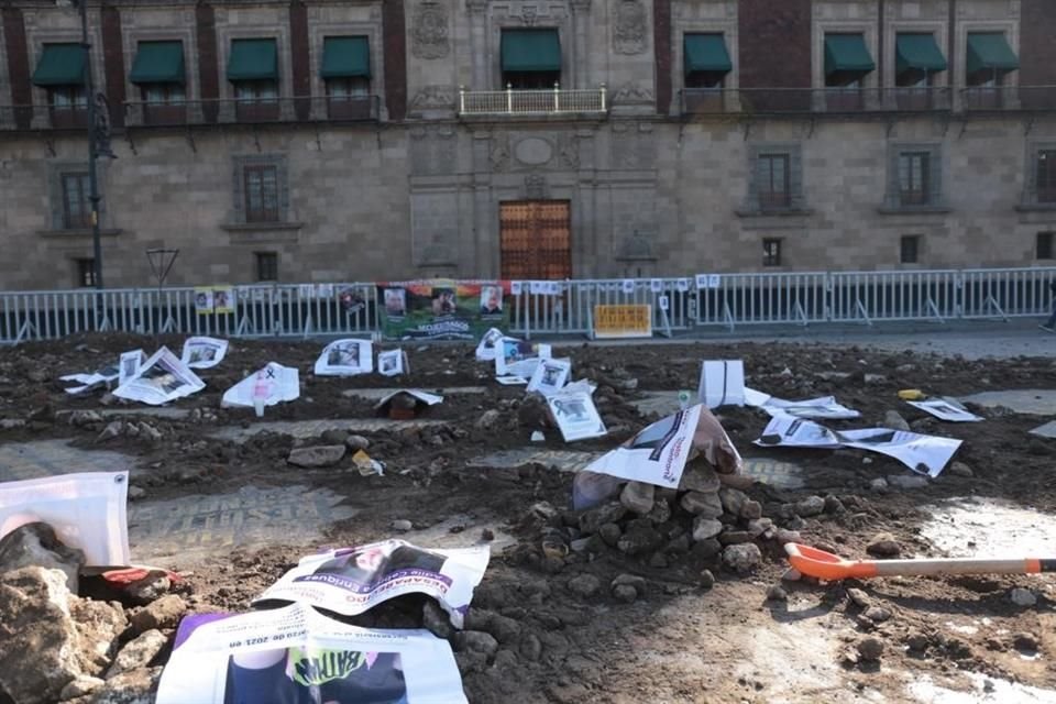 En la protesta se recreó un escenario con fosas clandestinas frente a Palacio Nacional.