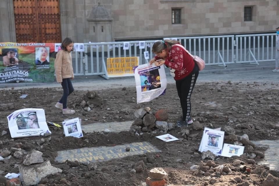 Con lonas en donde figuran sus familiares desaparecidos simularon las fosas clandestinas en Guanajuato, mientras AMLO estaba en su mañanera.