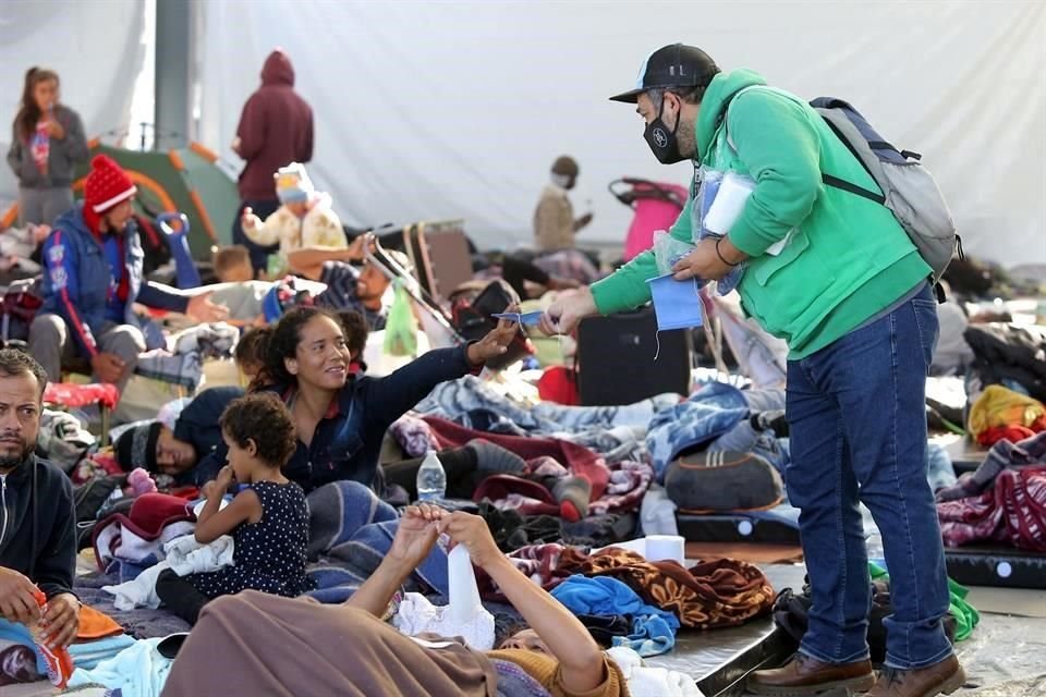 Ofrecen cubrebocas a los extranjeros que pernoctaron en el sitio.