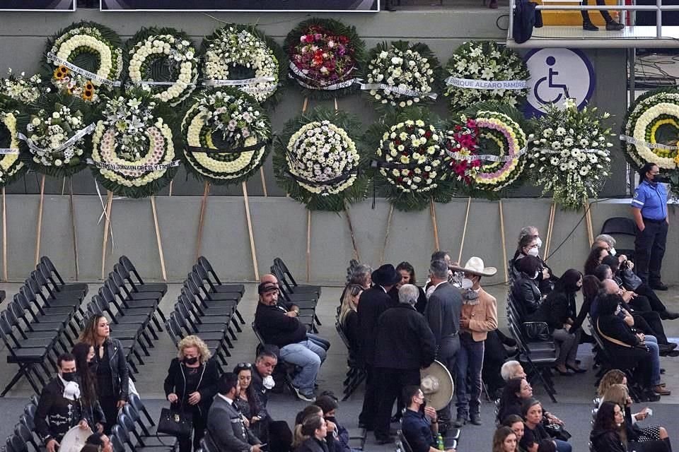 Decenas de arreglos florales fueron entregados al 'Charro de Huentitán'.