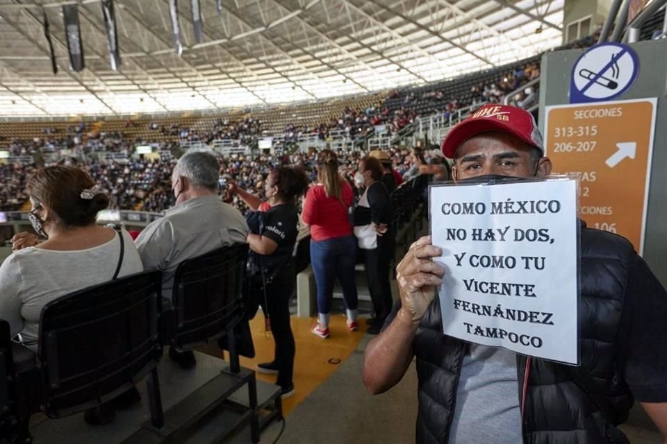 Las muestras de cariño a Vicente no cesan en la Arena VFG.