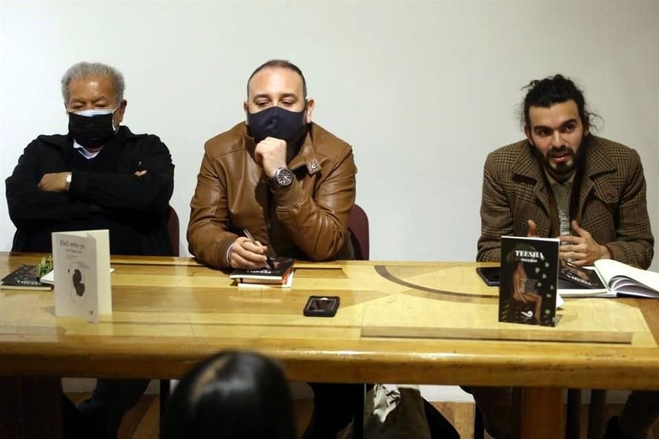 Acompañaron al autor chiapaneco en la presentación los poetas Roberto Lizárraga, al centro, y Juan Guillermo Lera.