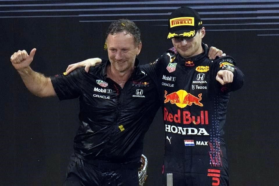 El neerlandés de Red Bull, con Christian Horner, ostenta el récord de ser el el piloto más joven en ganar un GP a la edad de 18 años 7 meses 15 días.