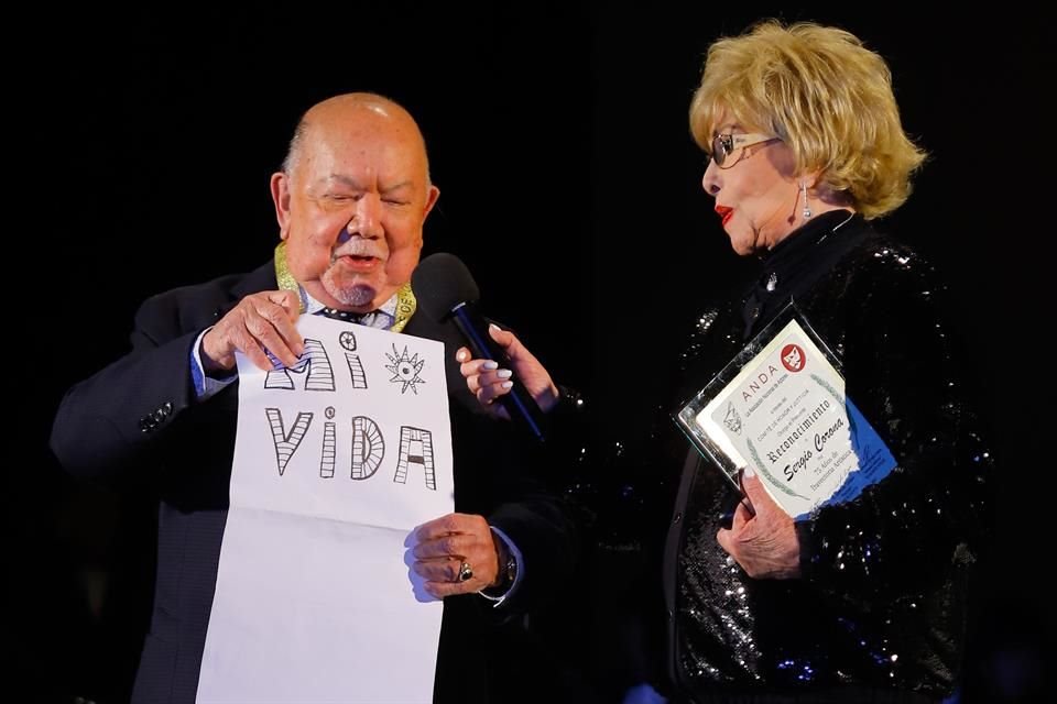 Para celebrar 75 años de trayectoria artística, Sergio Corona, señaló que revivirá sus memorias en un libro; recibió medalla de la ANDA.