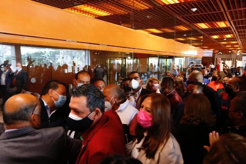 Los inconformes congregados en el vestíbulo.