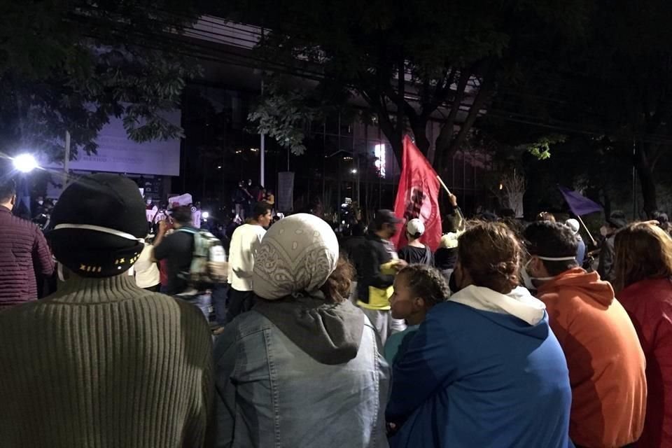 Migrantes protestaron frente a las oficinas del INM en la CDMX contra la 'contención brutal' del Gobierno y acusaron corrupción de autoridades.