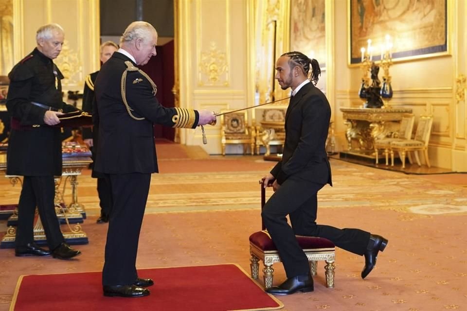 Lewis Hamilton,campeón de Fórmula 1, es nombrado  caballero por el Príncipe Carlos en el Castillo de Windsor.