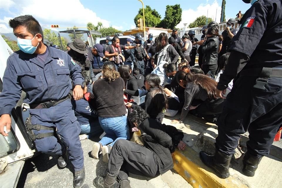 La Policía de Oaxaca frustró una protesta de normalistas, quienes habían tomado vehículos de transporte público en la capital del Estado.