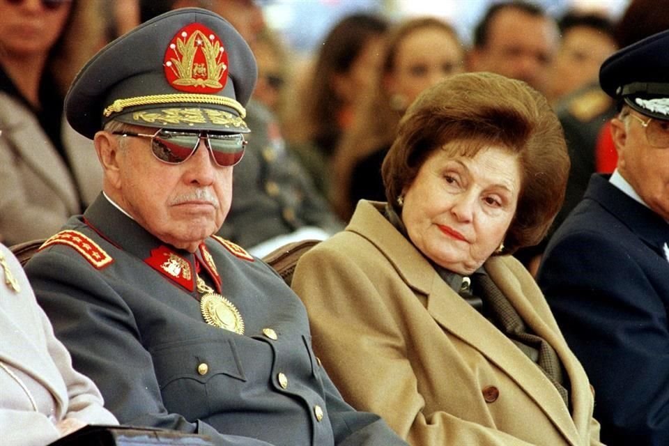 Augusto Pinochet con su esposa Lucía Hiriar en una ceremonia en 1997.