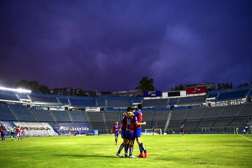 Atlante mantiene la tradición de jugar futbol en el Estadio Azul.