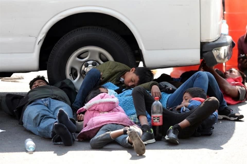 Mientras comisión de la caravana migrante ingresó a la Secretaría de Gobernación, otro grupo integrado por mujeres y niños aguardó afuera.