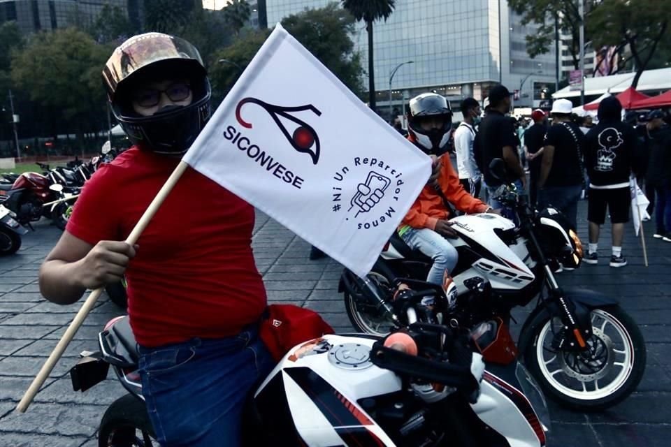 Ayer, decenas de repartidores se reunieron en el Ángel de la Independencia para realizar una rodada.