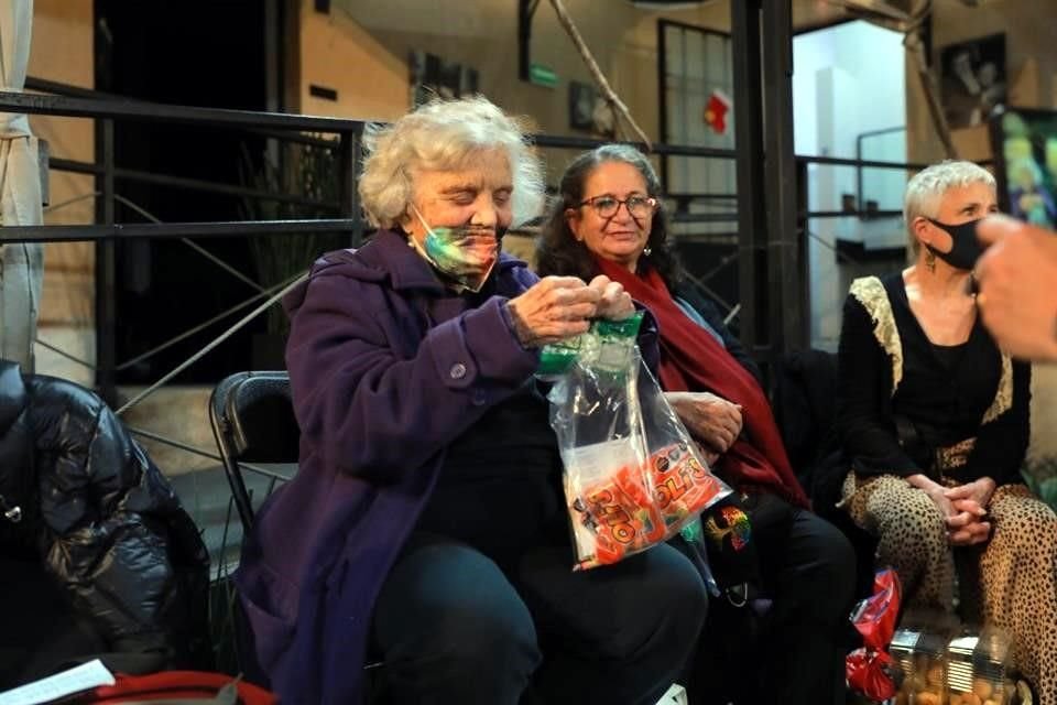 La escritora, junto con diversos vecinos, compartieron una piñata.