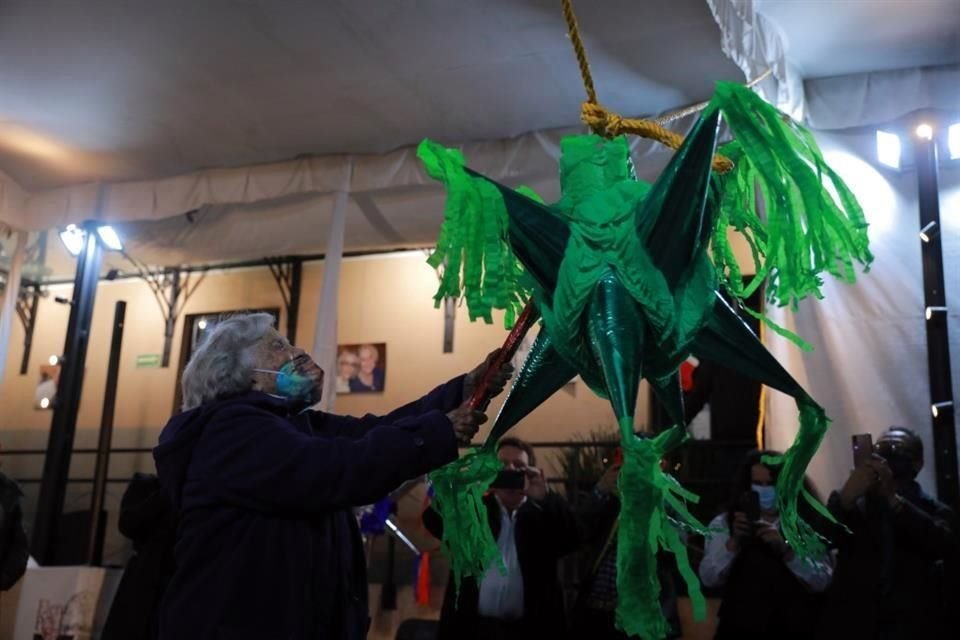 La escritora, junto con diversos vecinos, compartieron una piñata.
