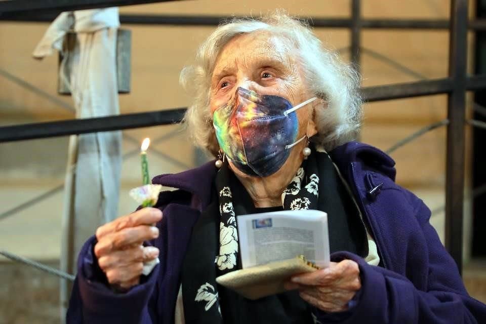 También le cantó a los peregrinos.