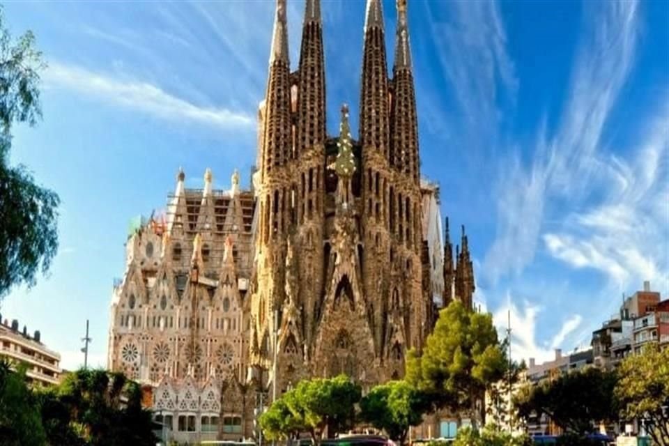 Su nombre completo es Templo Expiatorio de la Sagrada Familia y es una basílica católica en Barcelona. Se inició su construcción en 1882 y aún está en proceso.