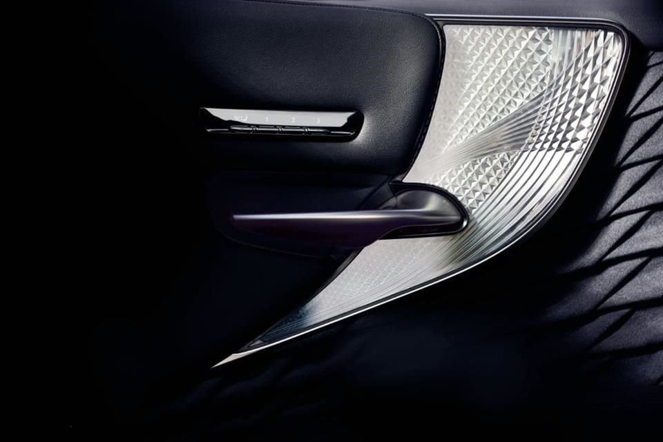 Lexus App te permite arrancar tu vehículo desde tu móvil y realizar citas de servicios y entre otras   funciones.
