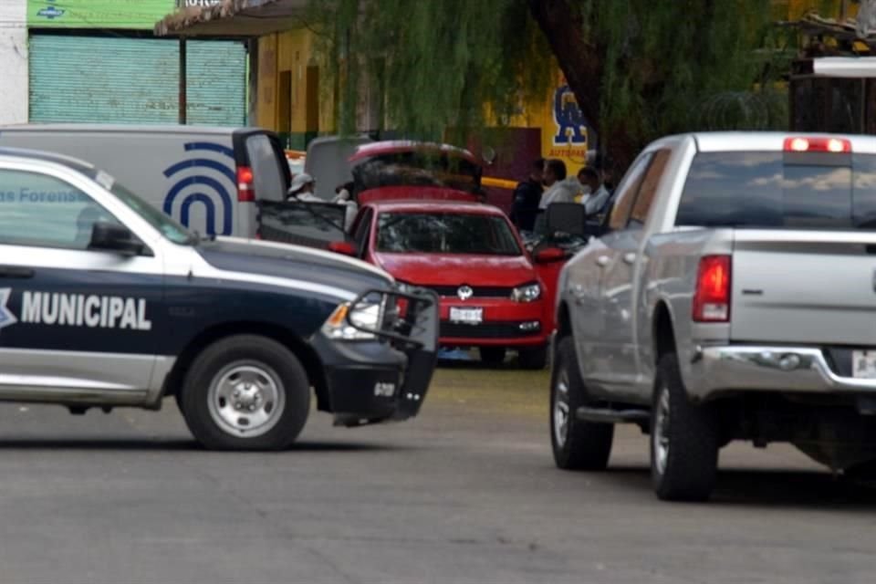 El cadáver estaba semidesnudo, en la parte trasera de un automóvil Polo 2020, en color rojo.