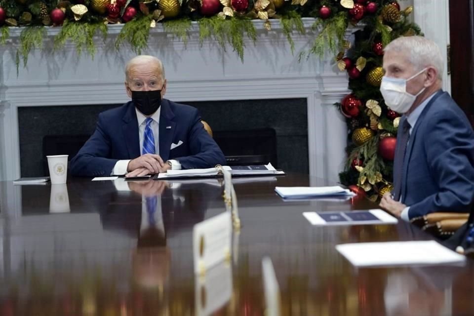 El Presidente Joe Biden y el doctor Anthony Fauci en una reunión médica.