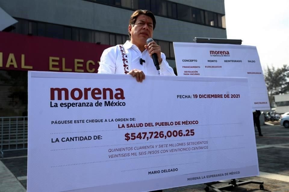 Mario Delgado Presidente de MORENA, hizo entrega de cheque en la oficialía de partes en las oficinas del INE