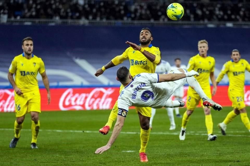 Karim Benzema fue uno de los más activos, pero los defensores no fallaron y evitaron que los intentos merengues terminaran en gol.