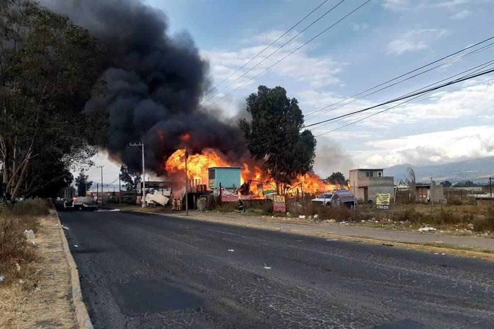 Vulcanos controlaron el incendio en una fábrica de tarimas en la colonia Santa Cruz Amalinalco, Chalco.